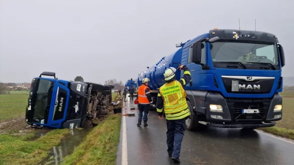 Der Güllelaster ist von der Fahrbahn abgekommen und liegt auf dem Feld. - © Nadine Uphoff
