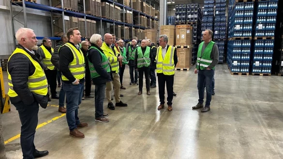 Die CDU-Fraktion Horn-Bad Meinberg besichtigt die Produktion bei Staatlich
Bad Meinberger Mineralbrunnen. - &copy; Bildrechte: CDU Horn-Bad Meinberg