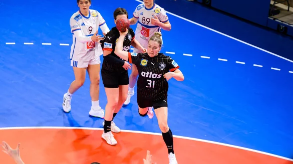 Nationalspielerin in Action: Linksaußen Alexia Hauf, hier im Länderspiel gegen Frankreich, will mit der HSG Blomberg-Lippe den nächsten Schritt auf der europäischen Vereinsbühne machen. - © dpa