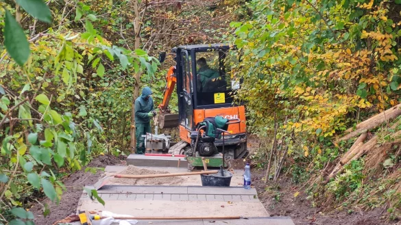 Zwei Stufen am Tag: Mehr scheint nicht so gehen beim Bau der Treppe zwischen Paradies und der Grundschule am Weinberg. Wenn sie m&ouml;glicherweise in einer Woche fertig ist, wird das eine Hilfe sein - vor allem f&uuml;rs Lehrpersonal. - &copy; Marianne Schwarzer