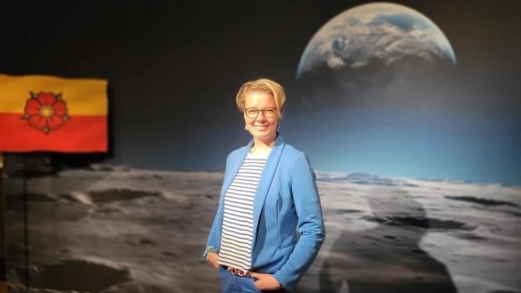 Gar nicht abgehoben: Silvia Herrmann hat die Leitung für das Weserrenaissance-Museum Schloss Brake übernommen. - © Katrin Kantelberg