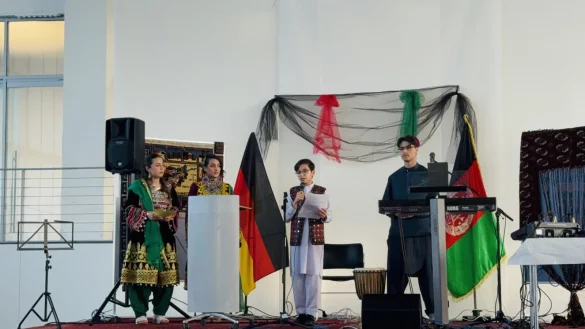 Jugendliche trugen auf Deutsch und Dari Gedichte und Beiträge vor. - © Afghanischer Kulturverein Lippe