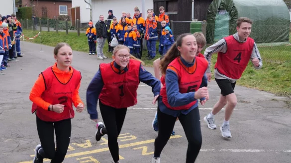 42. Volkslauf der Jugendfeuerwehr in Heiden. Die Gruppe Detmold Süd 1 beim Start. - © Thomas Krügler