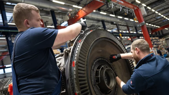 Mitarbeiter arbeiten an einem Antrieb. Ostwestfalen droht ein massiver Fachkräftemangel. - © picture alliance/dpa
