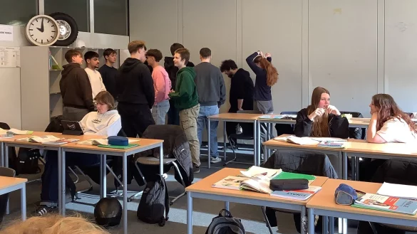 Die Jugendlichen verbringen auch die Pausen ohne einen Blick aufs Smartphone. - © Jennifer Paul