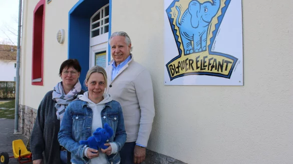 Monika Frodermann (links) und Anna Lena Beermann von der Lagenser Ortsgruppe des Kinderschutzbundes freuen sich über die Spende, die Klaus Grotebrune im Namen seines verstorbenen Vaters überreicht hat. - © Lorraine Brinkmann