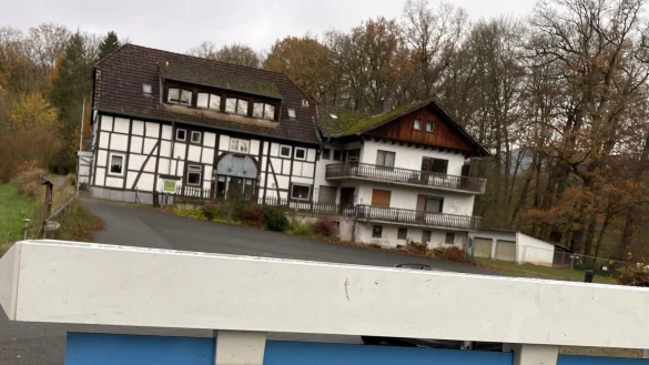 Ein Verkaufsschild steht vor dem Gastronomiebetrieb "Fischanger" in Schieder. Somit scheint aus dem Spa-Hotel, das die Eigent&uuml;mer bei ihrem Kauf vor gut zweieinhalb Jahren dort geplant hatten, nichts mehr zu werden. - &copy; Silke Buhrmester