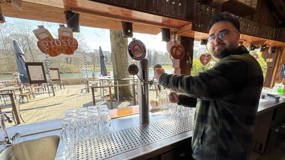 Biergarten-Betreiber Arda Ber freut sich auf die Saison. - &copy; Sven Kienscherf