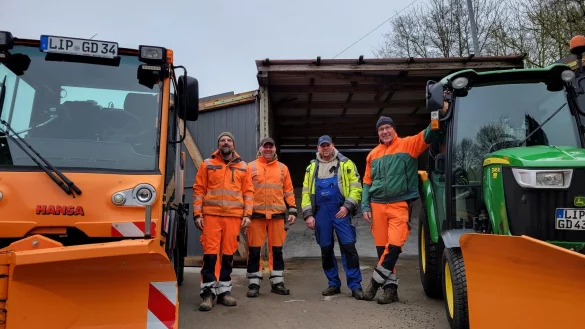 Sie sorgen in Dörentrup für freie Straßen: Thomas Gahlert, Sascha Brünger, Gerhard Fieseler und Adreas Depping sind Teil vom Team Winterdienst. - © Vasco Stemmer
