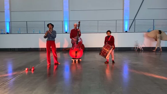 Chantal von Tayn (links) leitet das Ensemble, das Musik und Akrobatik verband. - © Katja Heine