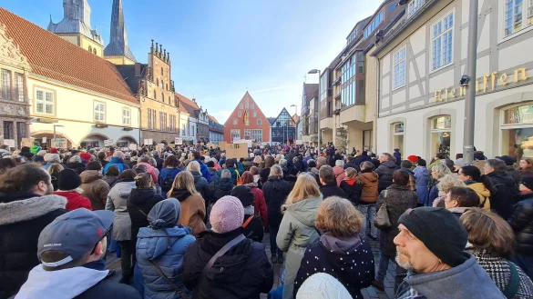 Über 2000 Menschen kamen Ende Januar 2024 auf dem Marktplatz zusammen, um ein Zeichen für Demokratie und Menschenrechte zu setzen. Das Bündnis "Lemgo hält zusammen" hatte aufgerufen. - © Thomas Krügler