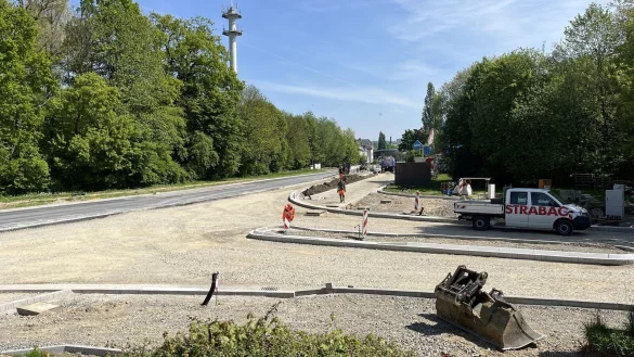 Während noch der Feinschliff an der Einmündung zur Sporttauer Straße erfolgt, geht es parallel auch auf der Heidenoldendorfer Straße selbst weiter. - © Jana Beckmann