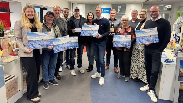 Pr&auml;sentieren den Adventskalender: Ilka Steinmetzler (Sparkasse Lemgo, von links), Peter L&uuml;ssem (eXpitur-Reisen), Jens Grabe (Malz Hausger&auml;te), &Ouml;mer Bali (Fahrrad Becker), Merten Kunisch (Bildakrobat), Maren Staczan (Stadtwerke Lemgo GmbH, Gesch&auml;ftsf&uuml;hrender Vorstand Lemgo Marketing), Christoph Vieregge (Gesch&auml;ftsf&uuml;hrer Lemgo Marketing), Frederik Rekemeier (Privat-Brauerei Strate Detmold), Ingeborg Bracht (Sonderpreis Baumarkt), Olaf Jackmann (TV Lemgo), Rabea Kruel (Schmuckleben, Gesch&auml;ftsf&uuml;hrender Vorstand Lemgo Marketing) und Christoph Knobloch (CTS Reisen, Gesch&auml;ftsf&uuml;hrender Vorstand Lemgo Marketing). - &copy; Lemgo Marketing