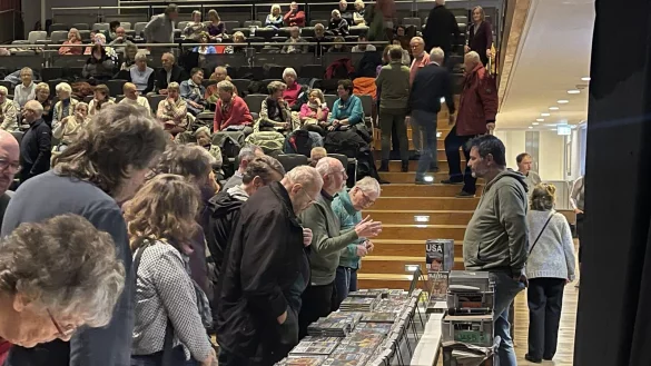 Roland Marske (rechts) füllt mit seinen Dia-Multi-Visions-Shows viele Säle - wie hier bei seinem letzten Vortrag der Saison in der Stadthalle Detmold. Die neuen Veranstaltungen beginnen im November. - © Silke Buhrmester