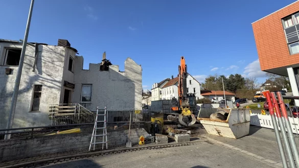 Der Abriss des Geb&auml;udes hat begonnen. Daher ist die Zufahrt zum Parkhaus am Finanzamt von der R&ouml;tngenstra&szlig;e her zeitweise nicht m&ouml;glich. - &copy; Sven Koch