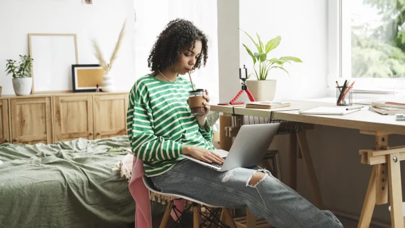 Die Generation der Geburtsjahrgänge 1995 bis 2010 hat keinen guten Ruf – zu arbeitsscheu, zu woke, zu anspruchsvoll sei sie. - © Alena Kuznetsova/picture alliance/Westend61