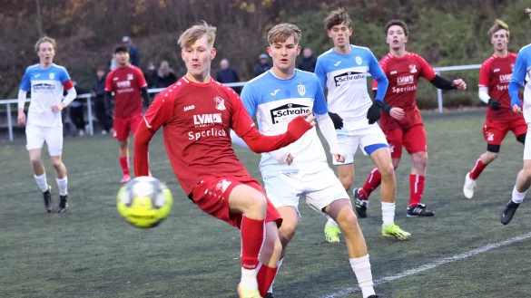 Henri Krutz von der A-Jugend der SG Bentorf/Hohenhausen (links) verpasst den Ball ebenso wie JFV-Angreifer Nico-Leandro Zishart. - &copy; Paul Cohen