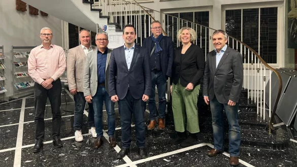 Die Fraktionen stehen hinter ihrem Bürgermeister Torben Blome (Mitte). Till Hönerbach (von links), Andreas König, Klaus Meier, Jörg Eickmann, Kerstin Schröder und Thomas Blum unterstützen die Kandidatur des Amtsinhabers.

Thomas Blum & Andreas König für die CDU-Fraktion und den CDU-Stadtverband

Klaus Meier & Till Hönerbach für die FWG-Fraktion und die FWG-Lügde

Kerstin Schröder & Jörg Eickmann für die SPD-Fraktion und den SPD-Ortsverein Lügde

Torben Blome als Kandidat für das Amt des Bürgermeisters - © Fotorechte: Torben Blome