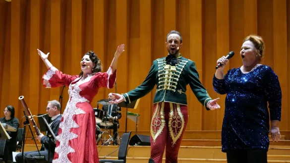 Facettenreicher Operettenabend mit dem Staatsbad Orchester unter Leitung von György Kovacs. Mit den Gesangssolisten Edit Vörös, Gábor Jenei und Brigitte Bauma (von links). - © Thomas Krügler