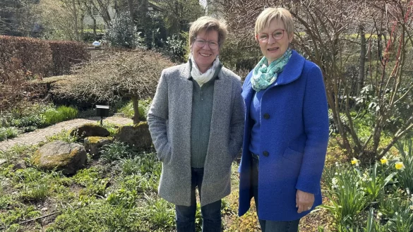 Anke H&ouml;rdemann (links) und Regina Arendt organisieren die "Offenen G&auml;rten Lippe". - &copy; Sven Kienscherf