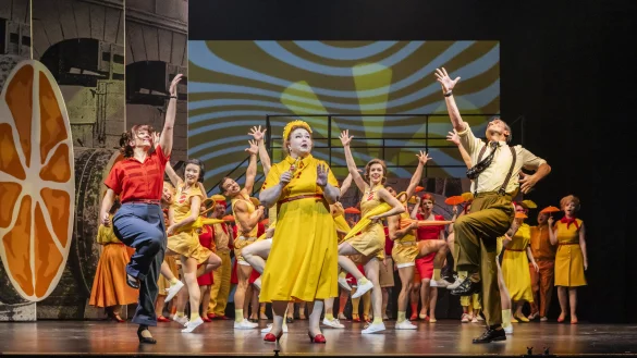 Vorne (von links): Sandra Leitner, Brigitte Bauma, Patrik Cieslik; hinten: Ballett und Opernchor des Landestheaters. - &copy; Foto: Jochen Quast