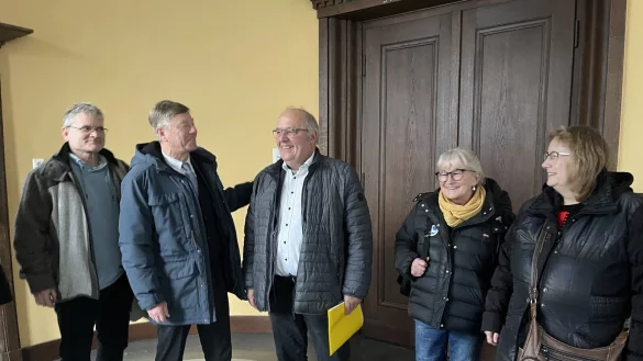 Walter Brinkmann (Mitte) mit Unterstützern und seinem Anwalt Gerhard Ihle (Zweiter von links) vor dem Gerichtssaal. Im Januar wird das Verfahren zwischen dem Klinikum und dem Aktionsbündnis-Sprecher fortgesetzt. - © Silke Buhrmester