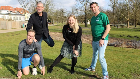 Bereit f&uuml;r die hei&szlig;e Phase der Vorbereitung: Veranstalter Bernd Weber (von links, Laufladen Endspurt), Ralf Hammacher, Fachbereichsleiter Touristik, Gesundheit und Kultur der Stadt Bad Salzuflen, Ilka Steinmetzler von der Sparkasse Lemgo sowie Matthias Wehmh&ouml;ner von der AOK Nord-West. - &copy; Annika Langhagel