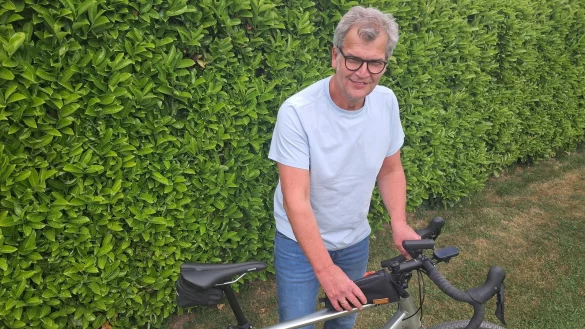 Maik Aspelmeier (54) hat ein neues flexibles Befestigungssystem für Taschen und Flaschen an Rädern entwickelt. - © Anastasia von Fugler