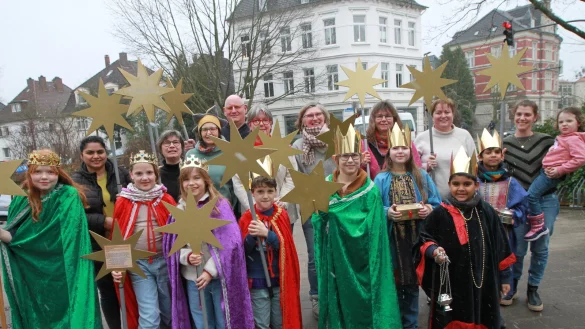 Einige der Sternsinger aus Detmold und Lemgo und ihre Begleiter, die in diesen Tagen wie viele Gleichgesinnte in ganz Lippe unterwegs sind, stimmen sich auf die Besuche bei den Familien und den Behörden ein. - © Martin Hostert