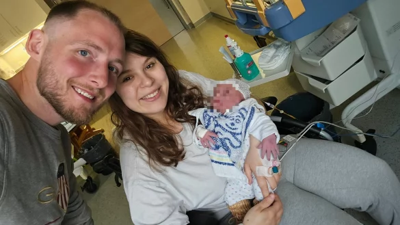 Patrick F&uuml;hrus mit seiner Partnerin Diana Vogt und der gemeinsamen Tochter Hailey-Joy im Krankenhaus. Vor ihnen liegt eine aufregende Nacht. - &copy; Patrick F&uuml;hrus