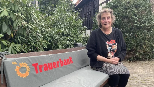 Eva Lades und die anderen ehrenamtlichen Trauerbegleiterinnen sind jeden Mittwoch auf der Trauerbank zu finden. Aktuell ist Winterpause, doch im Mai geht das Angebot weiter. - © Nico Düllmann