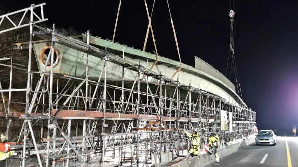 Die sogenannte "Schnapsbrücke" hat die längste Zeit auf der provisorischen Arbeitsbühne an der A2 verbracht. In der Nacht zum Sonntag, 2. März, wird sie wieder an ihrem angestammten Platz "eingehängt". - © Sebastian Kratz