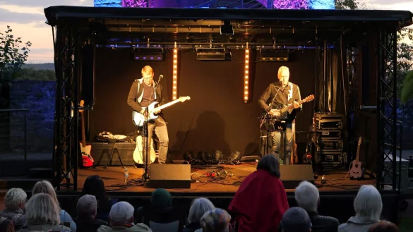 Blomberger Sommerklänge hinter bezaubernder Kulisse.Die Gitarristen Matze Pethig und Mickey Meinert (von links) bannen die Gäste mit Eigenkompositionen und ausgewählten Coversongs. - © Thomas Krügler