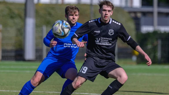 Unter Druck: Die Spieler des SuS Pivitsheide hatten kaum Raum zur Spielentfaltung. In dieser Szene nimmt Alexander Dietrich vom SuS Pivitsheide (schwarz) den Ball vor seinem Gegenspieler Ole Nehrig (blau) von der SG Sabbenhausen-Elbrinxen-Falkenhagen-Lügde an. - © Egon Penner