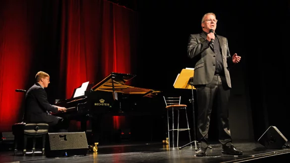 Weihnachtsklassiker und Welthits sang Ingo Dickewied in seinem Konzert "Alle Jahre Lieder". - © Nicole Ellerbrake