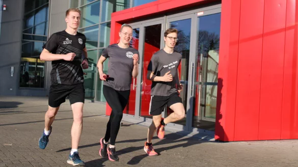 Gerrit Sch&auml;fers (von links), Karolina Essing und Erik Steinmeier laufen in der Mixed-Staffel der LG Lippe-S&uuml;d &uuml;ber viermal 400 Meter in der U20. Marla Koch fehlt auf dem Foto, da sie beim Termin verhindert war. - &copy; Chiara Wibbeke