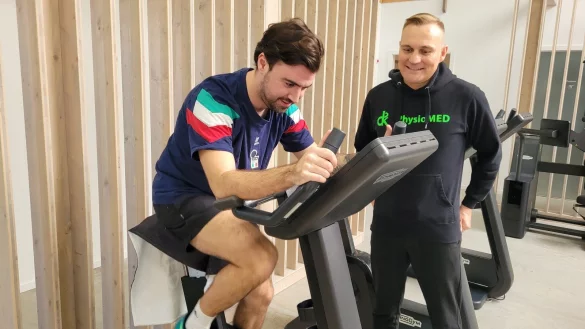 Der Gütersloher Profiboxer und Unternehmer David Kerkmann (r.) verfolgt die Übungen von "NW"-Autor Matthias Reiprich und gibt immer wieder Tipps. - © Celina Allard