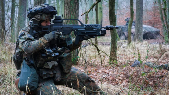 Die Soldatinnen und Soldaten des Jägerbataillon 91 können sowohl fahrzeuggebunden und abgesessen kämpfen. Der GTK Boxer ist jedoch immer in der Nähe der Truppe. - © Bundeswehr/Till Hey