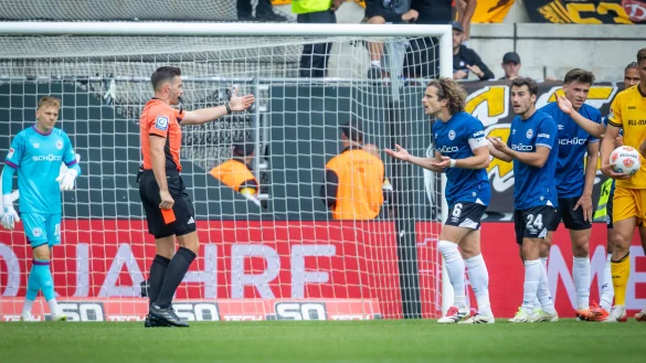 Schiedsrichter Tom Bauer hat die Rote Karte in der Hand. Christopher Lannert (Zweiter v.r.) will es nicht wahrhaben. Auch Kapit&auml;n Marl Corboz ist mit der Entscheidung nicht einverstanden. - &copy; Sarah Jonek