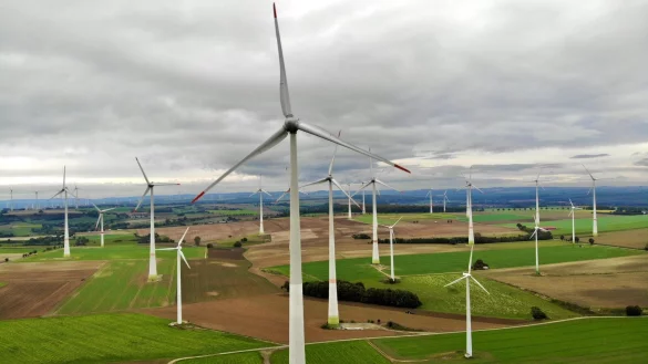 Das Foto zeigt Windräder zwischen Asseln und Lichtenau im Kreis Paderborn. - © Jens Reddeker