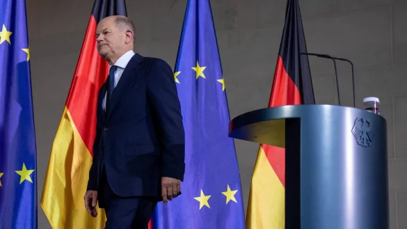 Bundeskanzler Olaf Scholz (SPD), tritt nach seinem Statement ab. Zuvor hatte es ein Krisentreffen des Koalitionsausschusses der Ampelkoalition gegeben. - &copy; picture alliance/dpa