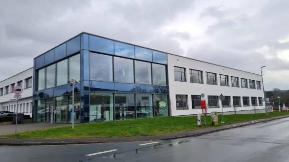 Bei der Phoenix-Contact-Tochter E-Mobility werden 60 Stellen gestrichen, zunächst über ein Freiwilligen-Programm. Das Headquarter an der Hainbergstraße in Schieder wird weiter bestehen bleiben. - © Phoenix Contact