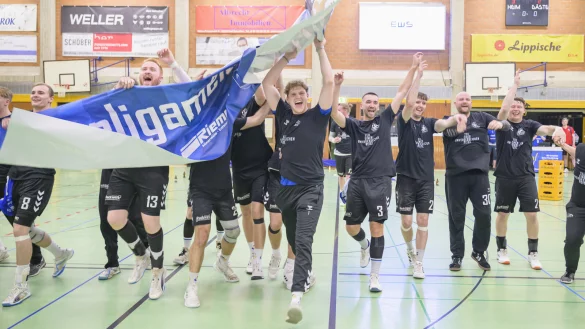 Kollektiver Jubel: Ausgelassen feiert das Team Handball Bad Salzuflen den soeben gesicherten Aufstieg. - © Egon Penner