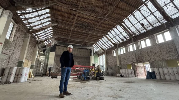 Stadtwerke-Geschäftsführer Volker Stammer steht im großen Saal der Festhalle. Die Zwischendecke wurde komplett herausgenommen. Hier sollen künftig Konzerte, Partys, Messen, Ausstellungen, Sportkurse und andere Events stattfinden. - © Sven Kienscherf