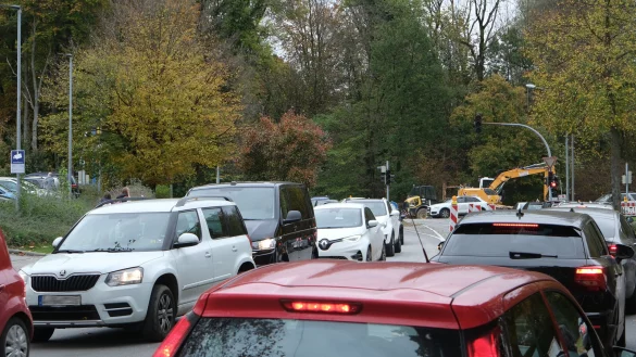 Blechlawinen auf der Sprottauer: Morgens und mittags kann es hier wegen der Baustelle Heidenoldendorfer Stra&szlig;e brenzlig werden und dauern. - &copy; Sven Koch