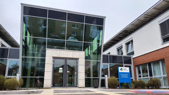 Der 24-Jährige wurde in der Psychatrie der Kreiskliniken Herford-Bünde eingewiesen. Am nächsten Tag wurde er wieder entlassen. - © Jan-Henrik Gerdener