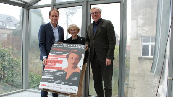 Kay Sandmann-Puzberg (von links), Ingrid Thaiß und Bernd Dohn (alle von der Bürgerstiftung Detmold) möchten mit dem Theaterstück "Weglaufen werde ich nie - Der Kampf des Felix Fechenbach" junge Menschen zum Nachdenken anregen. - © Chiara Wibbeke