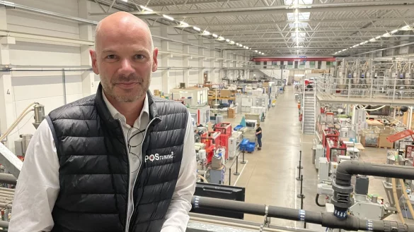 Stolz ist Oliver Vo&szlig;henrich nicht nur auf seine Leistung, sondern auch darauf, was sein Vater aufgebaut und ihm &uuml;bergeben hat. Im Hintergrund die Produktionshalle. - &copy; Carsten Heil