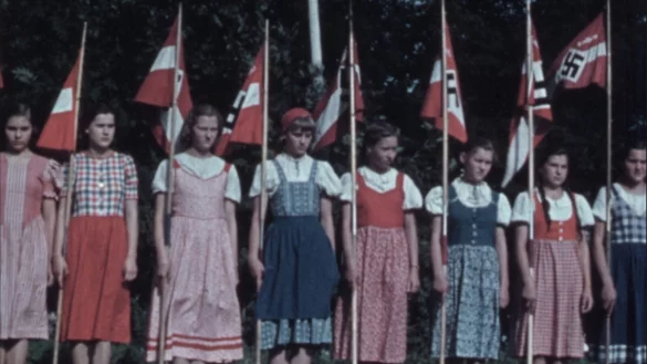 Das Bild zeigt ein Treffen der Landjugend in Tecklenburg. Die Weltanschauung des NS-Regimes nahm im öffentlichen Raum von 1933 an immer mehr Raum ein. - © LWL