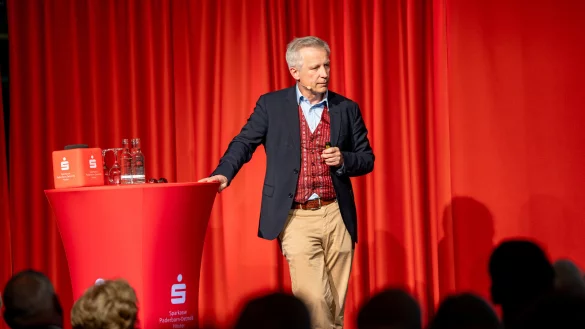 Dr. Moritz Kraemer, Chefvolkswirt und Leiter des Bereiches Research der Landesbank Baden-W&uuml;rttemberg, bei seinem Vortrag in der Sparkassenzentrale in Detmold. - &copy; Sparkasse